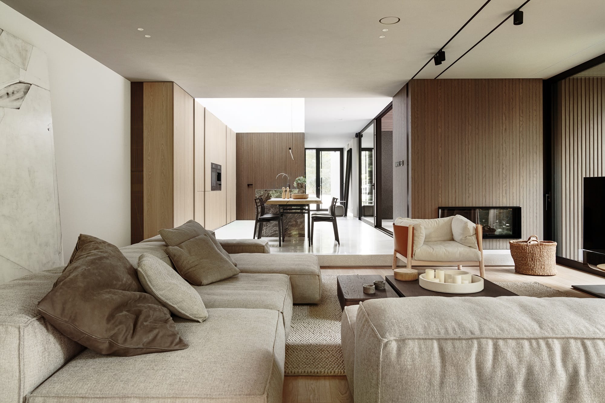 Kuchnia ze świetlikiem dachowym w domu autorstwa pracowni PL.architekci