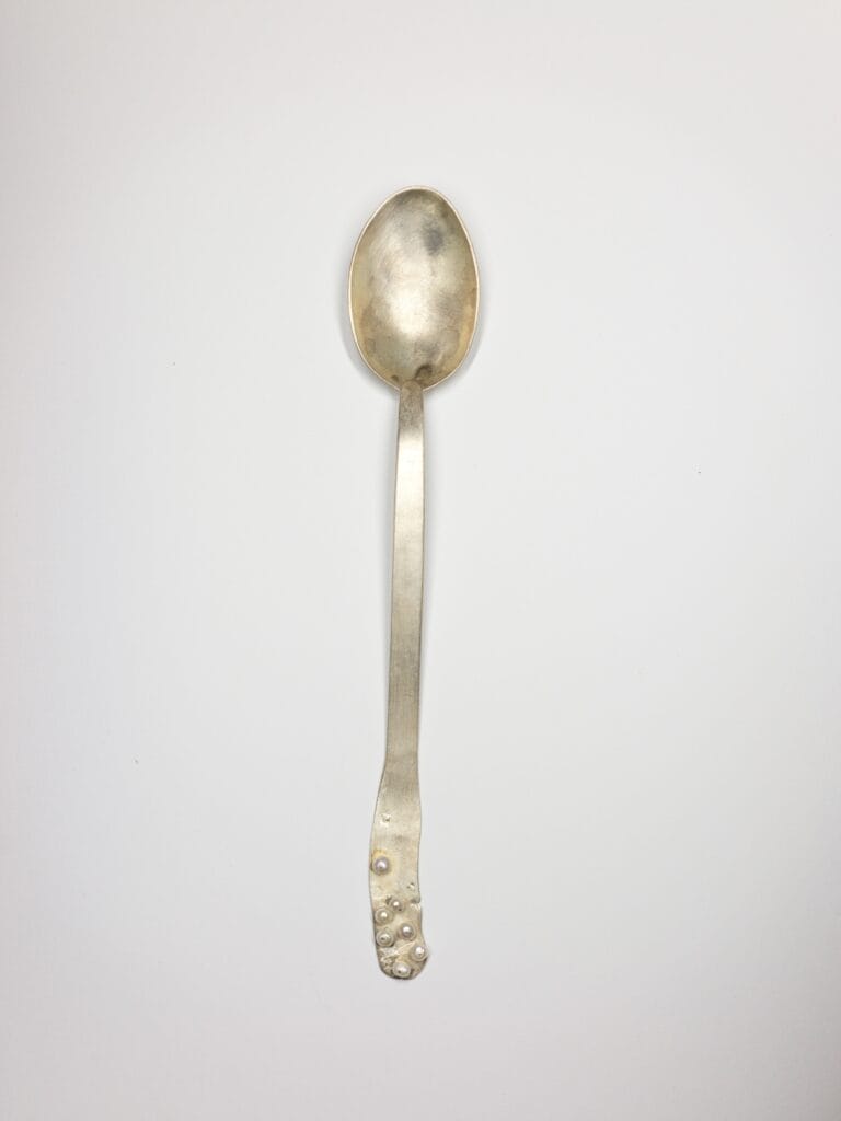 Srebrna biżuteria z serii 80–90 Karoliny Pawłowskiej z matowym wykończeniem i organicznymi perłami