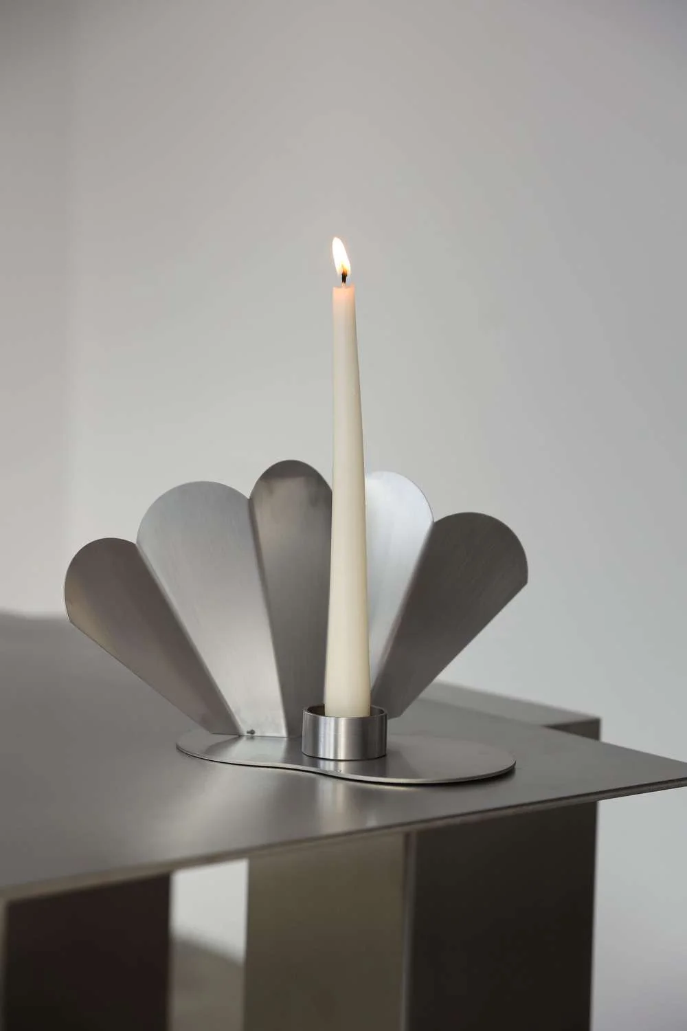 Metalowy świecznik Paonne od The Good Living inspirowany kształtem pawich piór