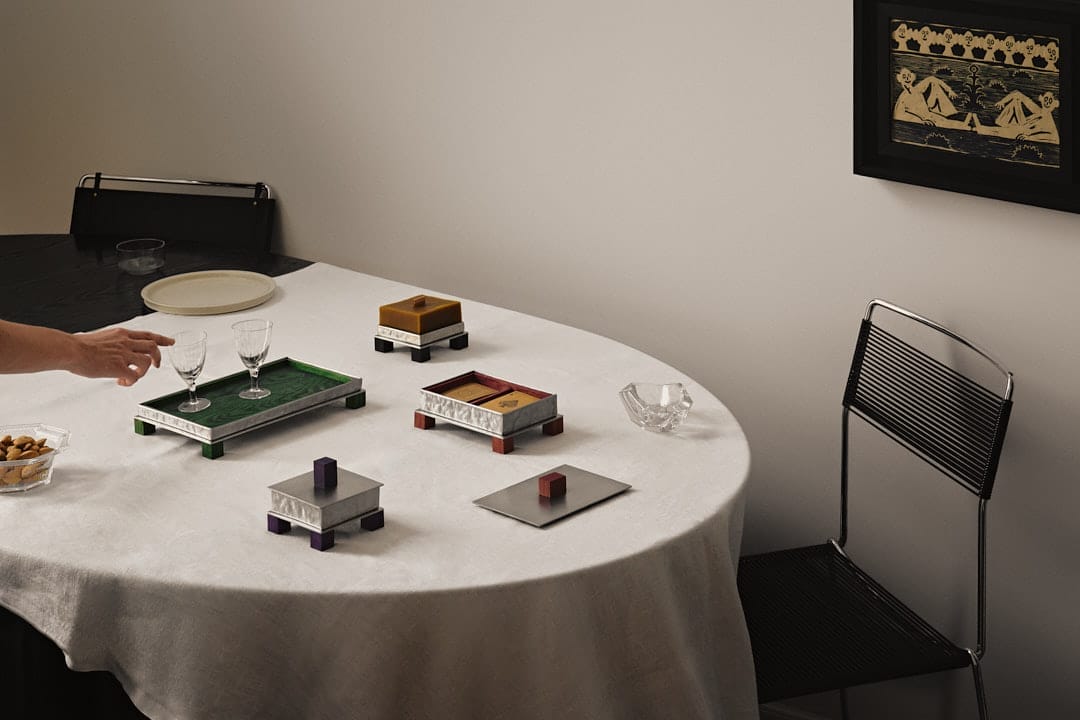 Drewniano-metalowe pudełka z kolekcji Yuma i Carlo autorstwa Aleksandry Hyz, prezentowane na Milan Design Week