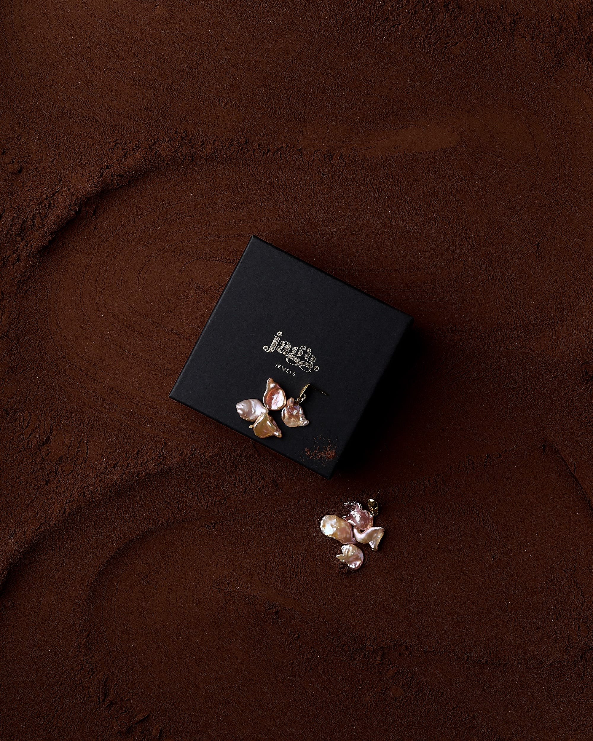 Perłowe kolczyki Cassia od Jagg Jewels, stworzone w ramach projektu Warszawskie Sklepy Cynamonowe