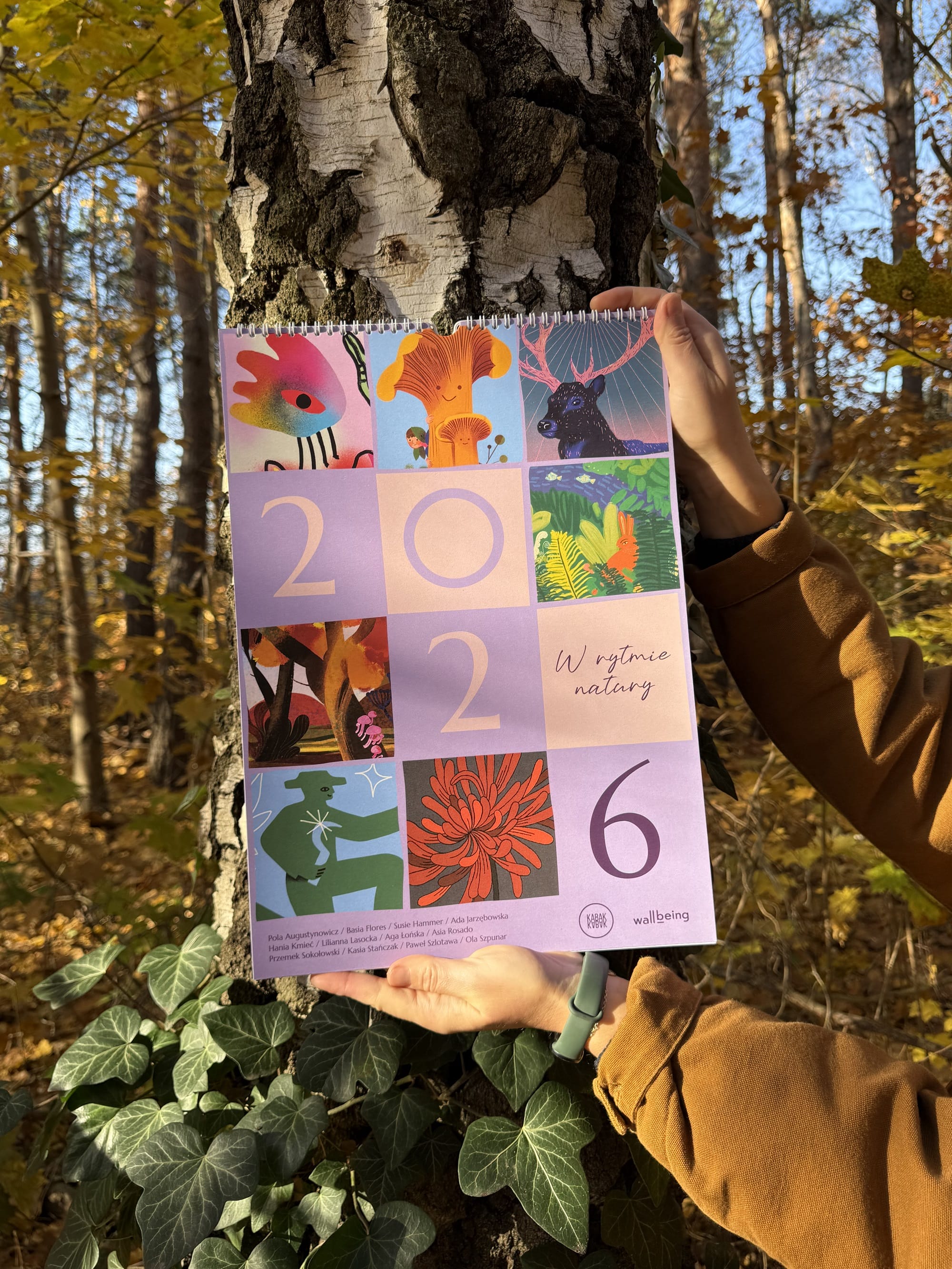 Ilustrowany kalendarz Wallbeing x Kabak 2026 wydrukowany w limitowanym nakładzie na papierze z recyklingu