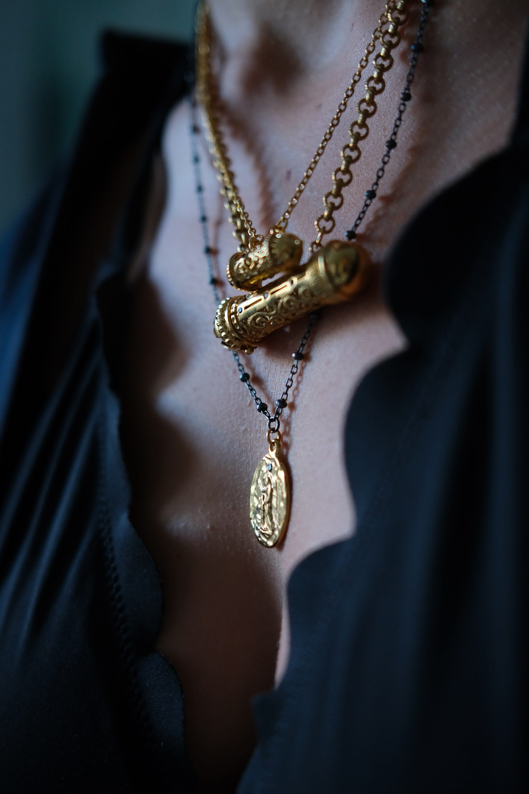 Naszyjnik-amulety z ażurowymi detalami z najnowszej kolekcji Anki Krystyniak inspirowanej podróżami po Iraku, Indiach i Nepalu