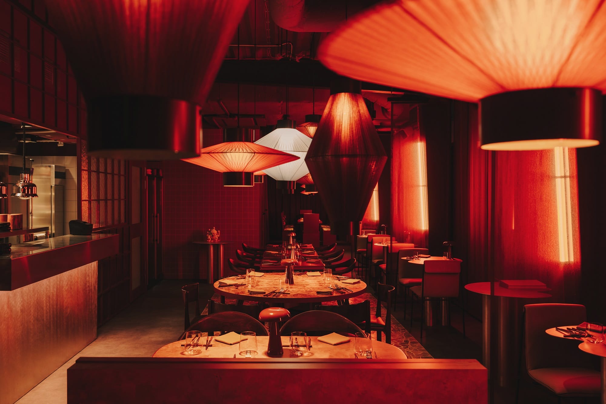 Kontrastowe wnętrza gastronomiczne Misaki & Kawasaki na warszawskim Powiślu