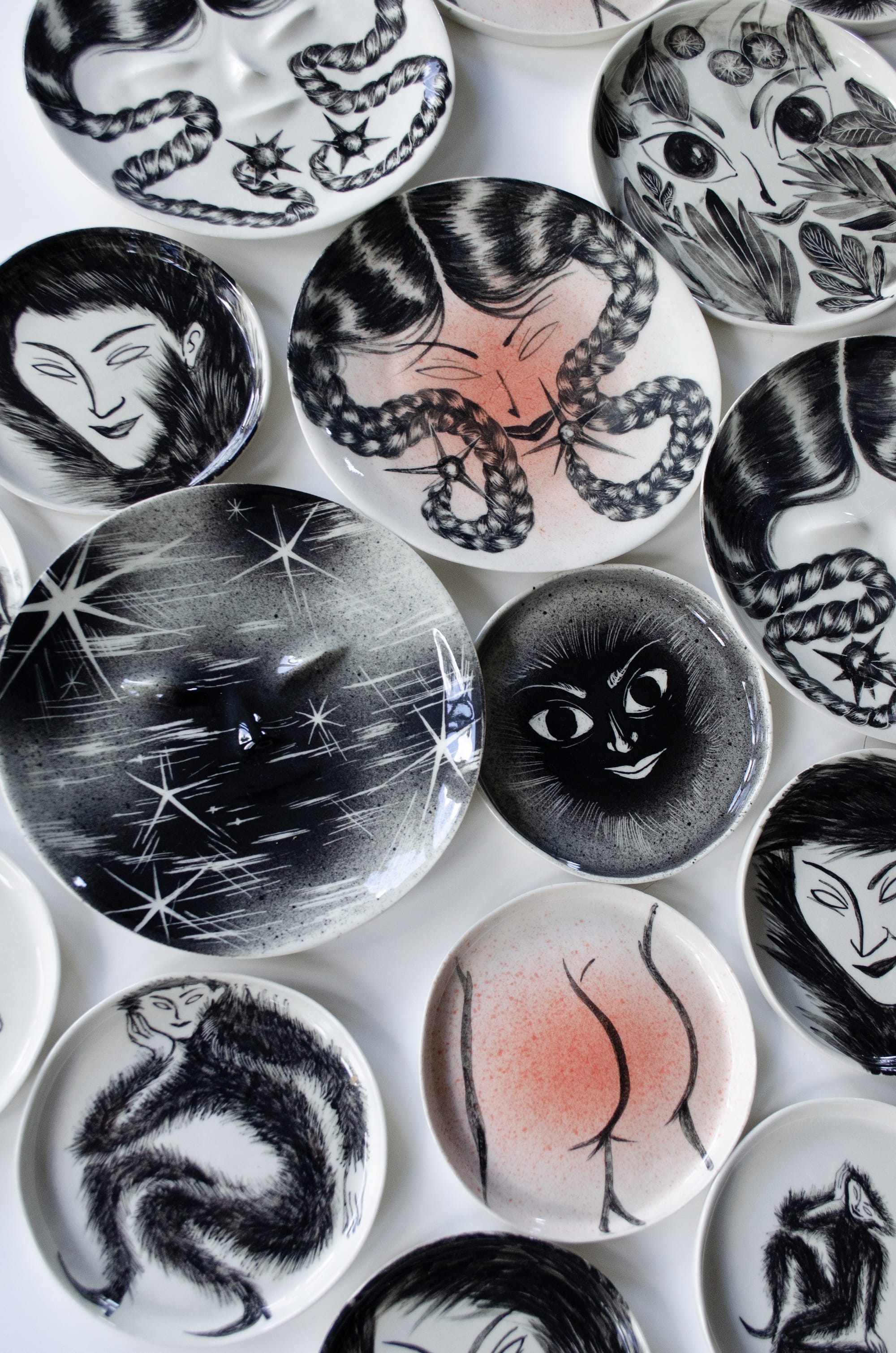 Kolekcjonerski talerz z ręcznym rysunkiem z serii Licho autorstwa Pawła Olszczyńskiego