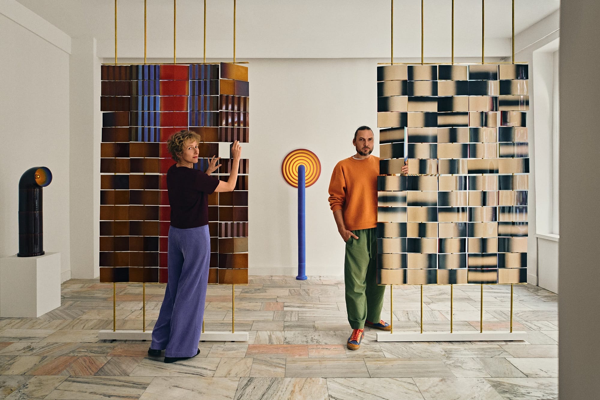 Ceramiczna instalacja OP wall projektu Pani Jurek i Michała Boreckiego reagująca na ruch i światło