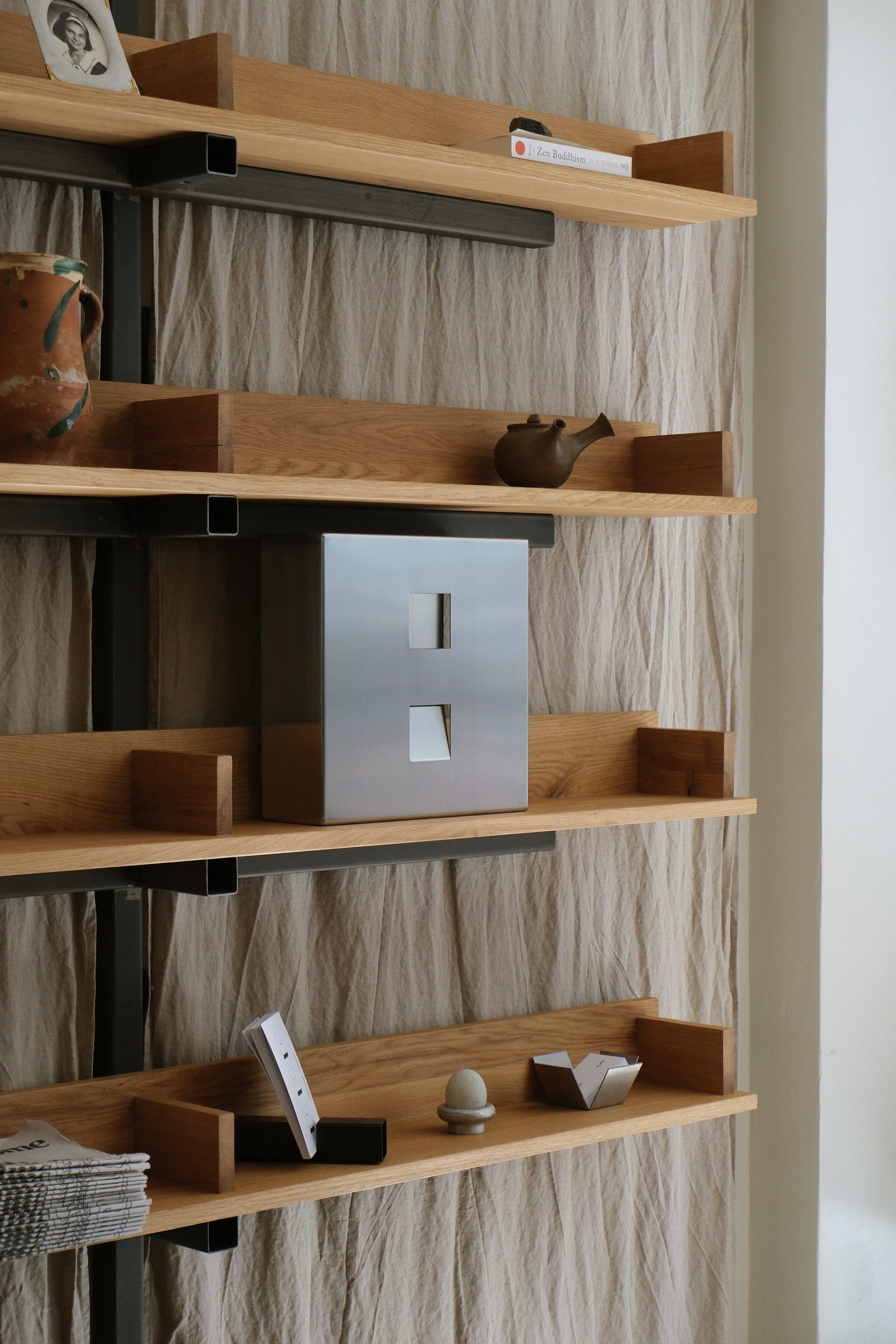 Stalowy obiekt ścienny z serii Windows od Wierciński-objects inspirowany architekturą i światłocieniem