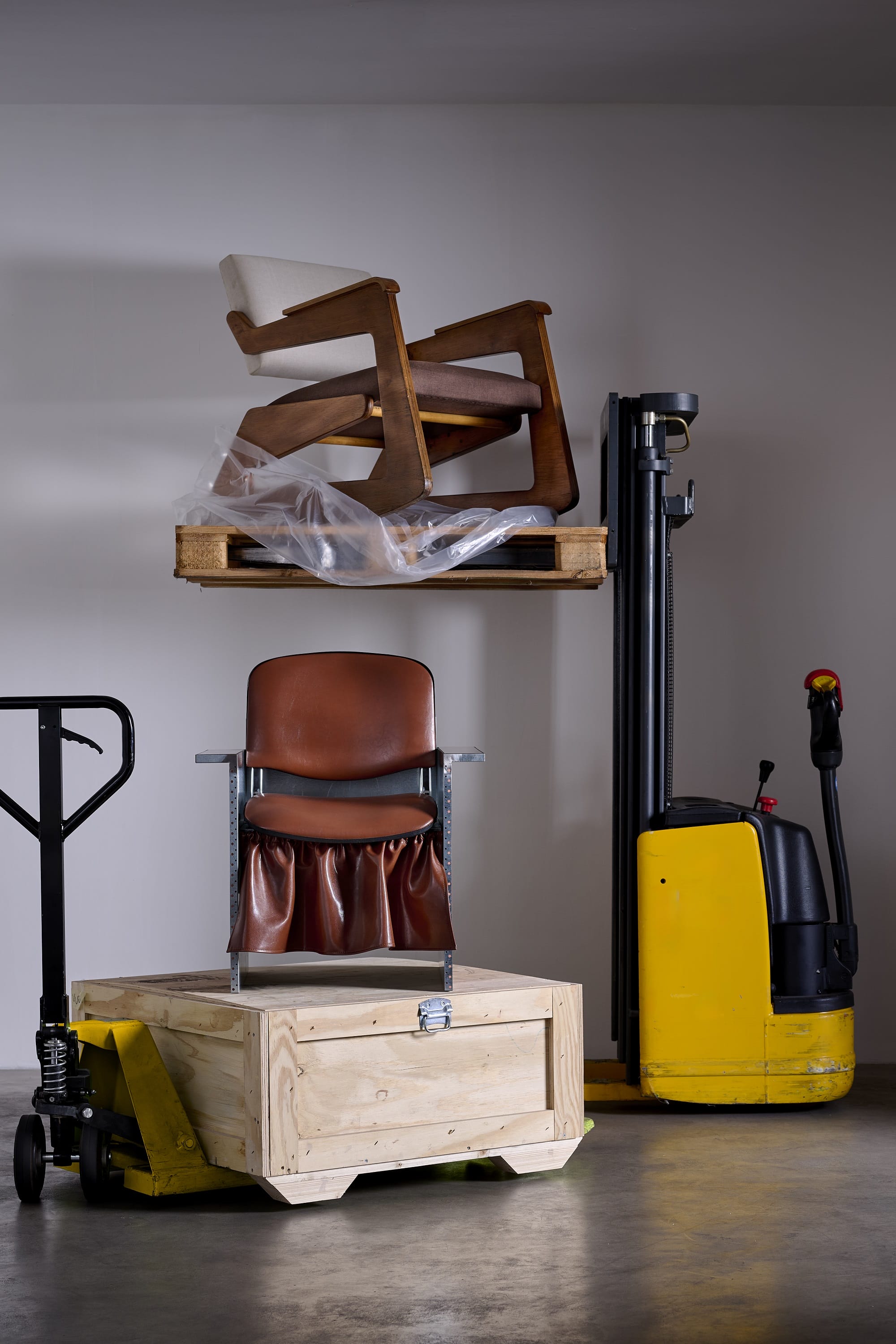 Nilufar Depot celebruje 10-lecie. Fotel bujany P13, zaprojektowany przez Linę Bo Bardi w São Paulo w latach 1948–1949, wyróżnia się łagodnymi krzywiznami i unikalną, rzeźbiarską formą. Z kolei fotel The Waiting Room marki Supaform z 2025 roku wprowadza zabawny, nieco przerysowany klimat.