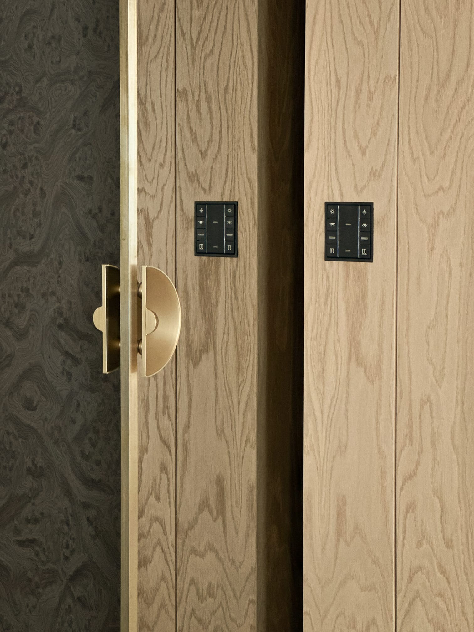 panel sterowania do systemu smart home marki jung w projekcie modeko.studio