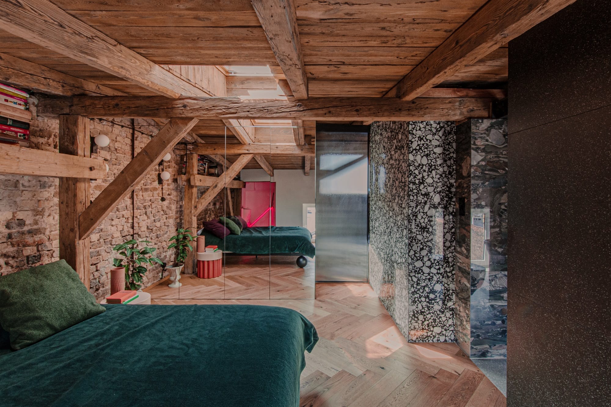 57-metrowe mieszkanie na poddaszu kamienicy w Katowicach projektu Grzegorza Layera, widok na sypialnię
