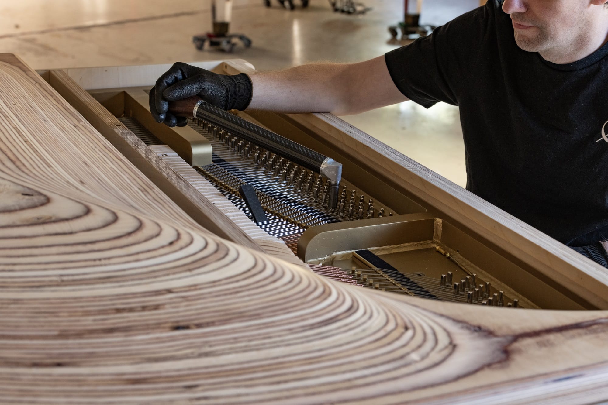 Kelly Wearstler x Edelweis - fortepian Timbra z forniru brzozowego