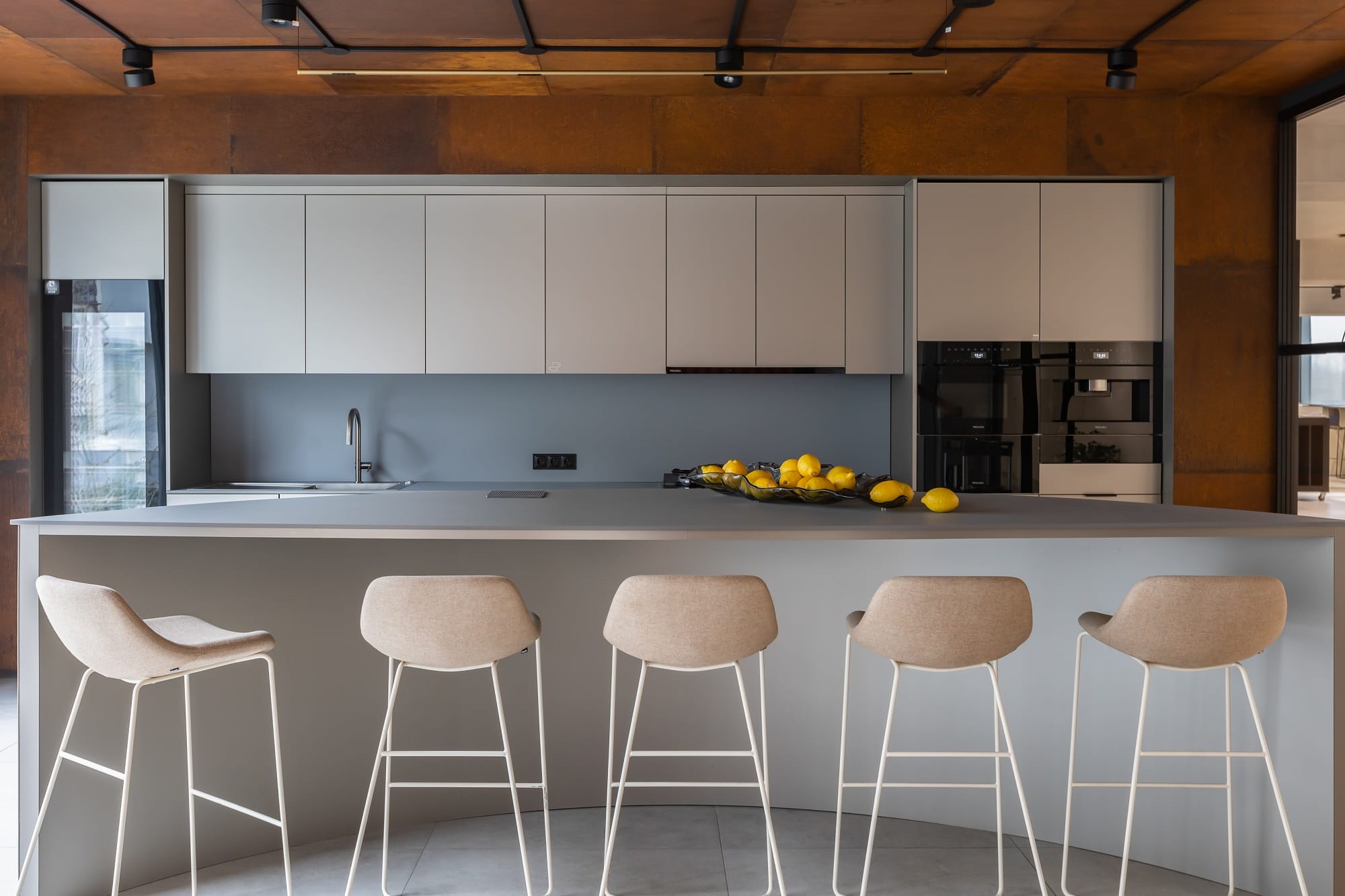 Star Training Center w Końskich – funkcjonalny design oparty na rozwiązaniach Rehau. Strefa lounge