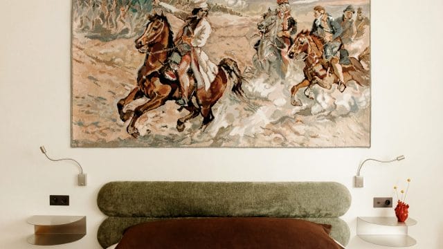 Antyki, luksfery i mikrocement. 39-metrowe mieszkanie na Mokotowie to kuratorski majstersztyk