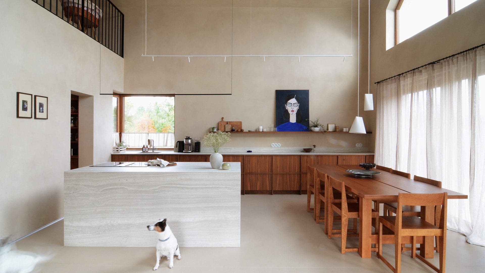 Koi, ale nie usypia. Jednorodzinny dom pod Wrocławiem wypełniony naturalnymi materiałami