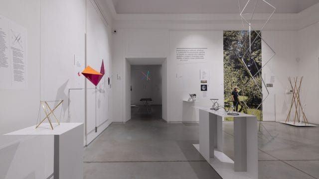 Świat wisi na włosku – i to jest w porządku. Nowa wystawa Jerzego Porębskiego